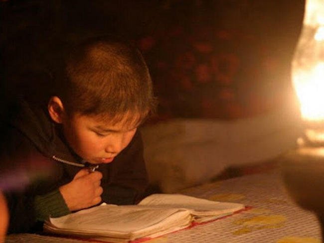 Kasıbçılıqla böyütsə də, yaxşı təhsil verir