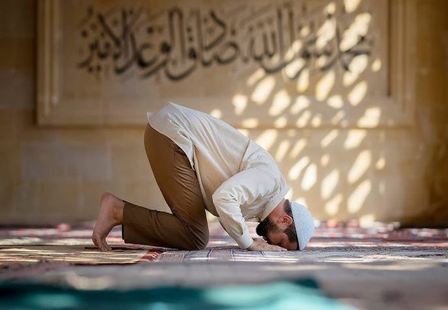 Namaz qılarkən diqqəti cəmləmək üçün nə etmək məsləhətdir?