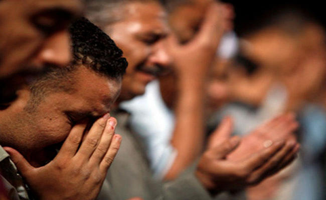 Namaz zamanı gülmək və ya ağlamaq namazı batil edirmi?