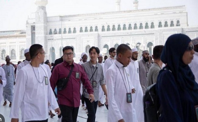 Səudiyyə Ərəbistanı Quran müsabiqəsi iştirakçılarının Məkkə saat qülləsi muzeyinə ziyarəti