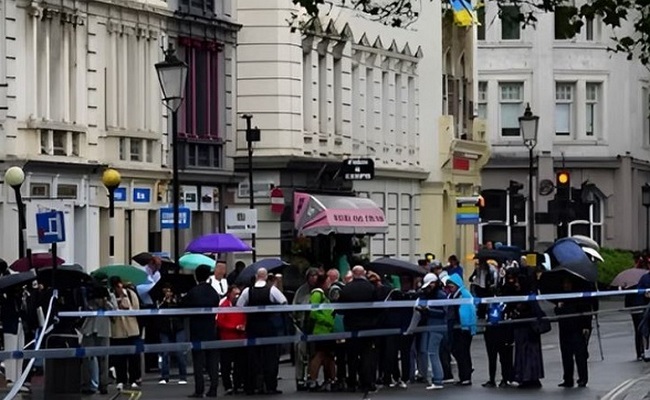 İngiltərədə namaz qılanı təhqir edən şəxs həbs olundu