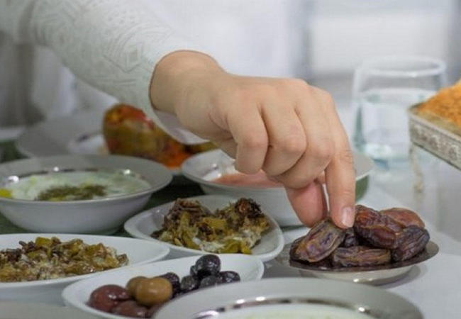 Qəza orucu və yaxud müstəhəb oruc tutan adam gün ərzində öz istəyi ilə orucunu poza bilərmi?