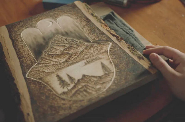 Müsəlman xanım odla rəsmlər çəkir